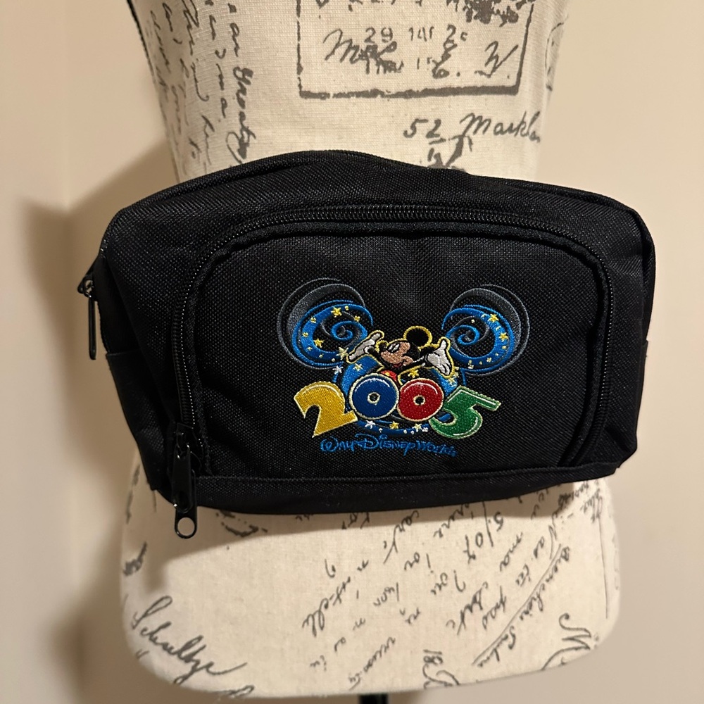 VTG DISNEY WORLD 2005 Black Fanny pack.